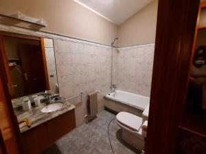 ein Badezimmer mit Toilette, Waschbecken und Badewanne in der Unterkunft Casa rural en entorno privilegiado in Valongo + 18 Fotos