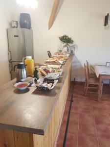 - un comptoir de cuisine avec des plats dans l'établissement La Oliva, à Oreña
