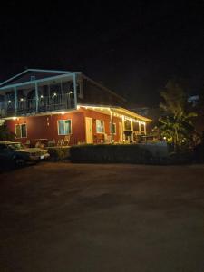 uma casa com luzes de lado à noite em Villa De Coral em Valle de Guadalupe