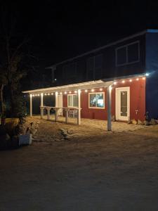 una casa con luces al costado de ella por la noche en Villa De Coral, en Valle de Guadalupe