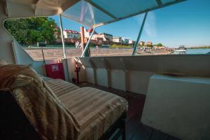 un asiento en un barco mirando hacia el agua en Barka Atena, en Toruń