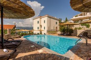 una piscina frente a una casa con sombrillas en Trogir, Villa Salena, Residenz Ciovo Pearl, Slatine, Island Ciovo, Split, en Slatine 14 fotos más
