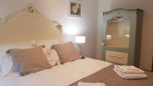 מיטה או מיטות בחדר ב-Les Toits de Turckheim