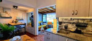 Köök või kööginurk majutusasutuses ARGUINEGUIN, two bedrooms bungalow, pool & wifi