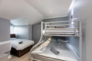 En eller flere senge i et værelse på Stockton Town Centre Apartments free parking and Wi-Fi