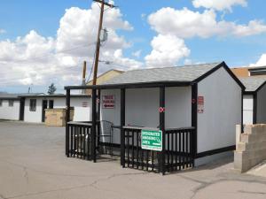 un pequeño edificio con un cartel delante en Royal Host Motel, en Las Cruces