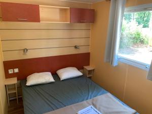 Voodi või voodid majutusasutuse mobil home toas