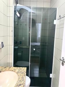 y baño con ducha, lavabo y aseo. en 707- Apartamento Encantador, amplo e decorado, quarto, sala, cozinha, mobiliario moderno, cozinha completa com utensílios , Excelente vista da cidade e localização privelegiada no bairro Bigorrilho en Curitiba