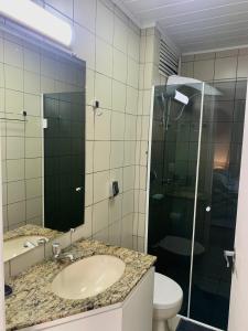 Ένα μπάνιο στο 707- Apartamento Encantador, amplo e decorado, quarto, sala, cozinha, mobiliario moderno, cozinha completa com utensílios , Excelente vista da cidade e localização privelegiada no bairro Bigorrilho +42 φωτογραφίες