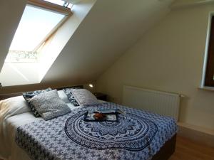 Un pat sau paturi într-o cameră la Apartament BB koło Cerkwi