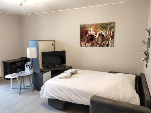 1 dormitorio con 1 cama y una pintura en la pared en Le Puy Carmin - Gîte 6 personnes - 18 min du PuyDuFou, en Bazoges-en-Paillers