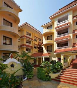 un gran edificio de apartamentos con patio en Park Inn by Radisson Goa Candolim en Candolim