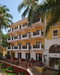 un edificio con palmeras delante en Park Inn by Radisson Goa Candolim, en Candolim
