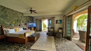Port ElizabethにあるTropical Hideawayのベッドルーム1室(キングベッド1台付)、パティオが備わります。 +37枚の写真