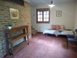 una camera con un letto, un tavolo e una finestra di Armonía a Victoria