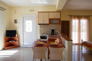 A kitchen or kitchenette at Cavo Plako Villas