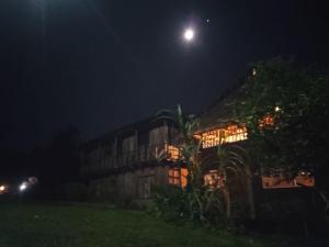 a house at night with the moon in the sky at Hospedaje KOWAPANA BOCAS DE AMACAYACU in San Martín
