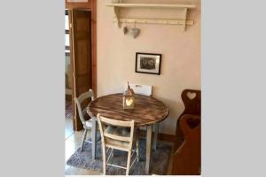 comedor con mesa de madera y sillas en Cwtch Bach - Garnant en Ammanford