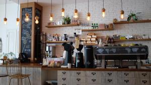 El salón o zona de bar de Just book it! Ruby - a spacious house in the CBD