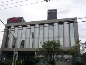 un edificio con un cartel de hotel encima en Novo Coapa en Ciudad de México