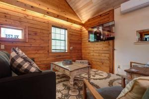 Χώρος καθιστικού στο Aunt B's Cabin in the Woods @ The Overlook Cabins
