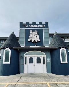 um edifício azul com um sinal em cima dele em Sandcastle Beachfront em Lincoln City