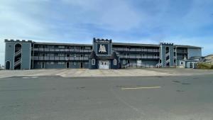 um parque de estacionamento vazio em frente a um grande edifício em Sandcastle Beachfront em Lincoln City