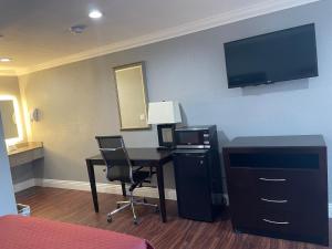 Μια τηλεόραση ή/και κέντρο ψυχαγωγίας στο Legacy inn & suites