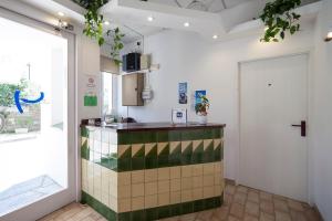 uma cozinha com um balcão num quarto em Hotel Nou Estrelles em Cadaqués