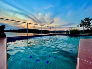 - une grande piscine avec vue sur l'eau dans l'établissement De Lago Resort On Lake Bennett, à Lake Bennett