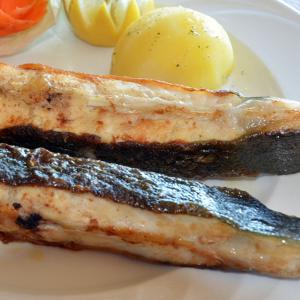 dos trozos de comida en un plato con un huevo y carne en Bahia de Chapela, en Redondela