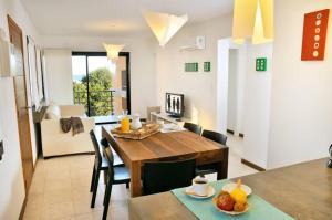 una sala da pranzo e un soggiorno con tavolo e sedie di Dock Playa a Villa Gesell