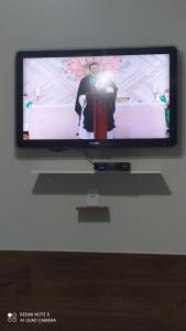 TV a/nebo společenská místnost v ubytování Pousada Quarto com frigobar,ar e garagem gratuita