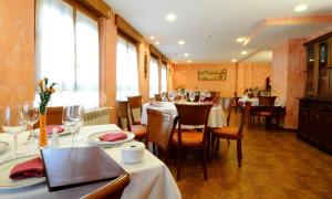 Hotel Rural La Corte de los Pinares في فينويسا: غرفة طعام مع طاولات وكراسي في مطعم