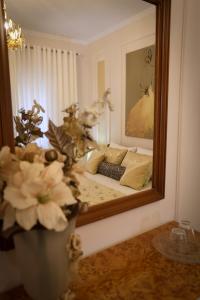 een spiegel in een kamer met een bed erin bij Vila Essel in Korçë
