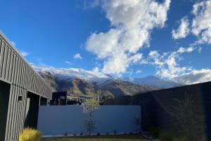 Gallery image of Modern Fully Fenced Stackbrae Holiday Home in Wanaka