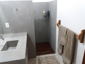 a bathroom with a sink and a mirror at Morere Jungle Lodge in Moreré