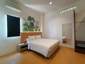 Un pat sau paturi într-o cameră la Front One Green Boutique Hotel Abepura