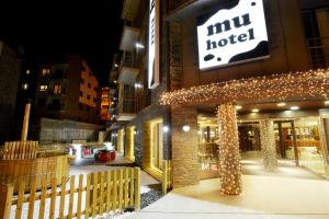 un hôtel avec un panneau sur son côté dans l'établissement Hotel MU & SPA, à La Cortinada