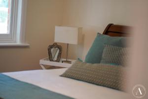 een slaapkamer met een bed met een lamp en een spiegel bij Barristers Block Wines Vigneron Villa in Woodside