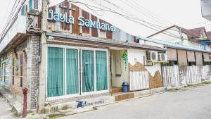 a building with a sign that reads la santa ana at RoomQuest Amphawa Vaylasamran in Amphawa