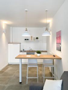 Кухня или мини-кухня в Easy Milano Apartment Navigli
