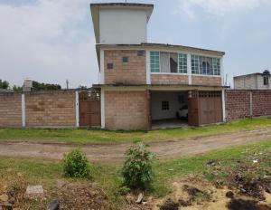 ein Backsteingebäude mit einem Turm darüber in der Unterkunft Casa en Cuautla para 16 personas in Cocoyoc