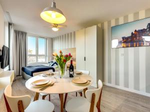 Televízia a/alebo spoločenská miestnosť v ubytovaní Chrobry Apartamenty Gdańsk Grodzka 10