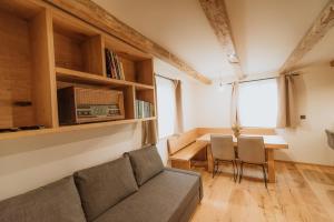 ein Wohnzimmer mit einem Sofa und einem Tisch in der Unterkunft Cottage Planska koča in Vitanje