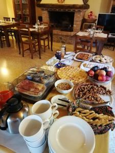 una mesa con muchos tipos diferentes de comida en ella en Agriturismo Dai Gobbi, en Fara Vicentino