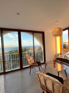 sala de estar con vistas al océano en La Listrella Residence & Spa en Monticello