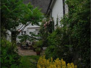 un jardin avec des fleurs et des plantes devant une maison dans l'établissement Splatthayes, à Buckerell