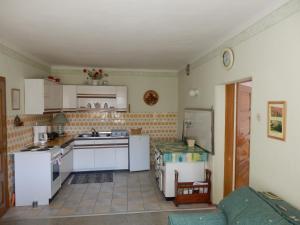 a kitchen with white cabinets and a stove top oven at Ferienwohnungen Strohmayerhof in Rastenfeld
