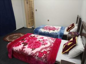 Ліжко або ліжка в номері Peace Land Hotel Hunza